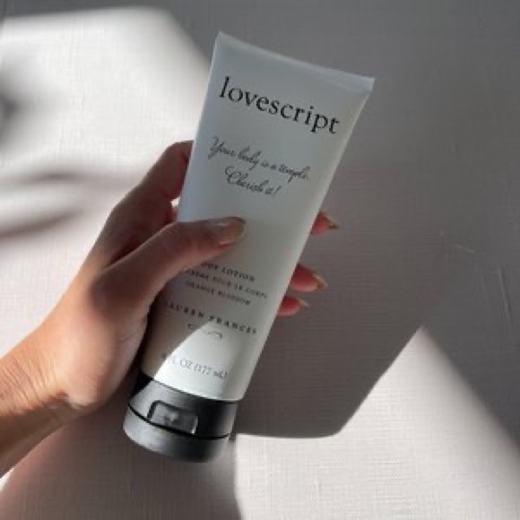 LOVESCRIPT BODY WASH 🧴 - Picture 2 of 3